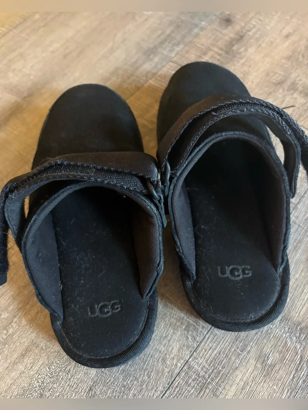 UGG goldenstar girl’s size 2 black slip on clog slippers with swivel heal strap